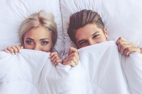 Paar im Luxus Boxspringbett