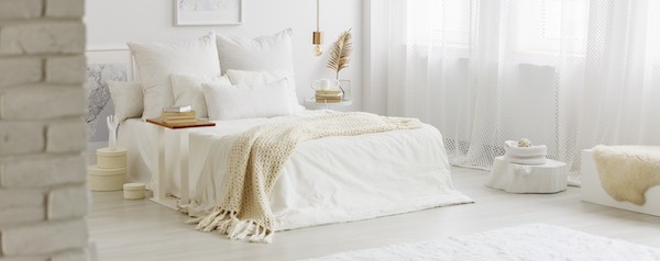 Einfaches Schlafzimmer in weiß