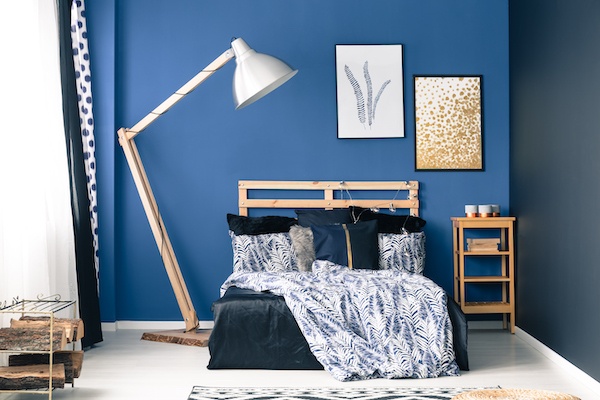 Schlafzimmer Idee dominantes Blau Dezent Holz Weiß